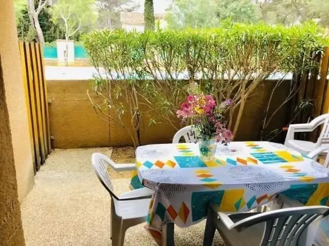 Sanary sur Mer Appartement 30m2 T2 avec terrasse Piscine 10min à pied de la plage